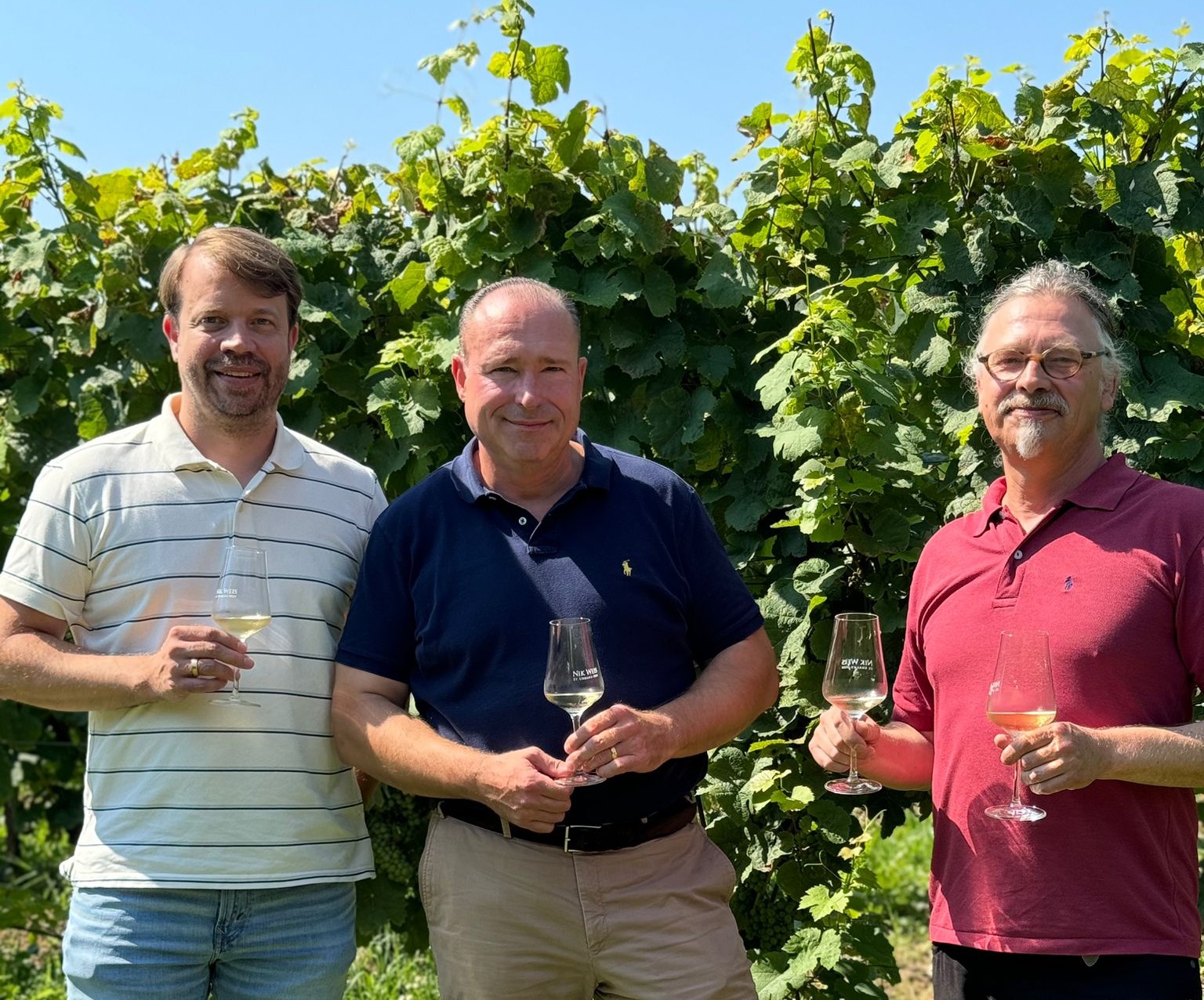 Michael Stolzke und Tobias Treppenhauer mit einem Winzer im Weinberg